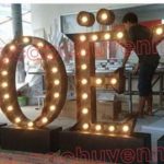 chữ nổi tòa nhà gắn bóng đèn bulb tròn