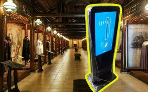 Standee Dien Tu Phu Hop Khong Gian Bao Tang Khu Trung Bay Sang Trong Showroom Gioi Thieu